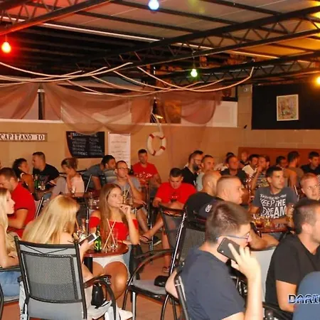 אכסניה World Cup Sport And Chill *